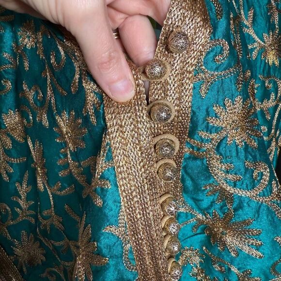 Two piece satin embroidered baroque pattern duster and slip dress - Picture 7 of 14